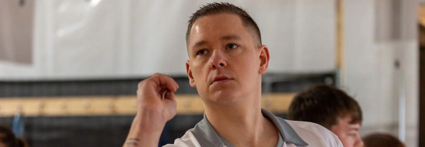 Brent De Leersnyder, bekend als 'The Chef', tijdens een dartswedstrijd